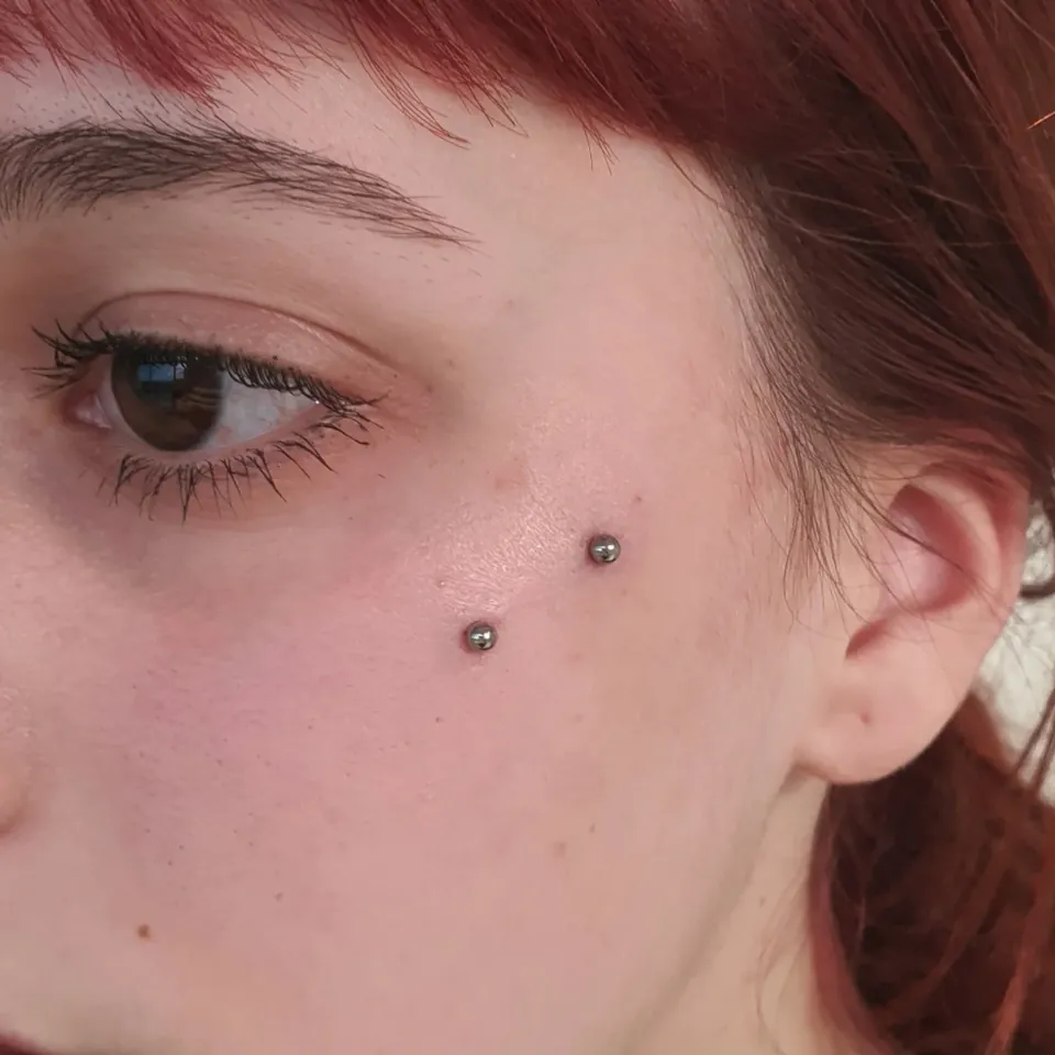 Anti-eyebrow / butterfly