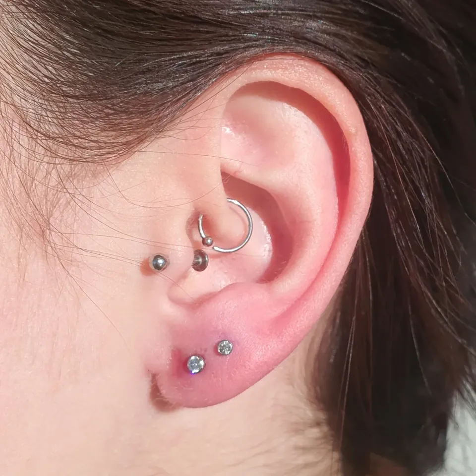 Daith e lóbulos cravejados