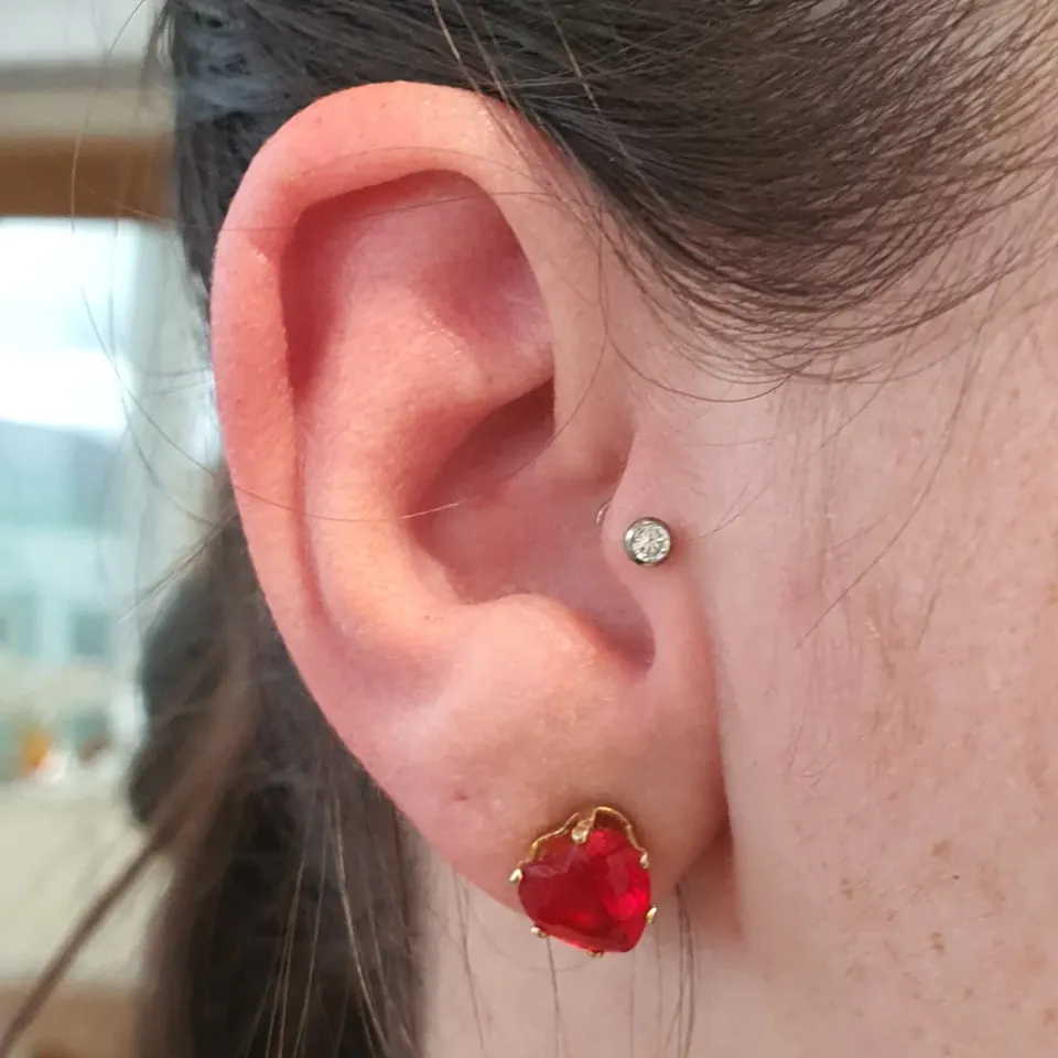 Tragus com brinco de coração