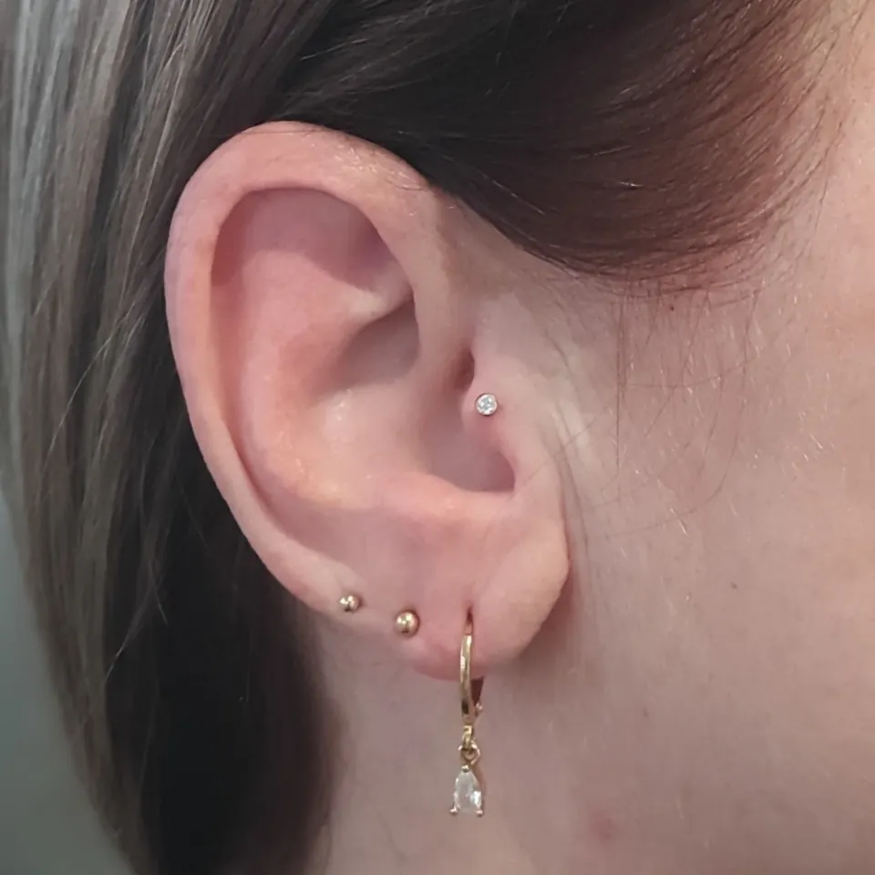 Tragus e lóbulos triplos com brinco gota