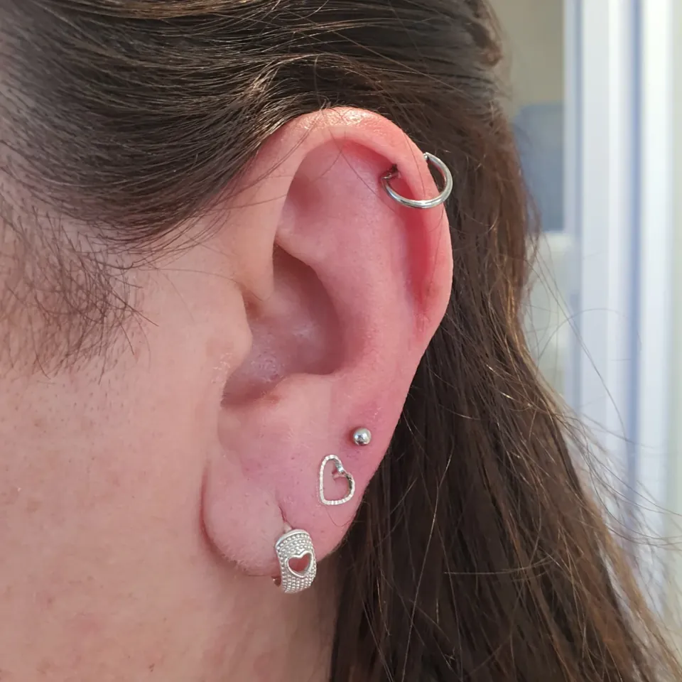 Helix em argola e lóbulos com pingente coração
