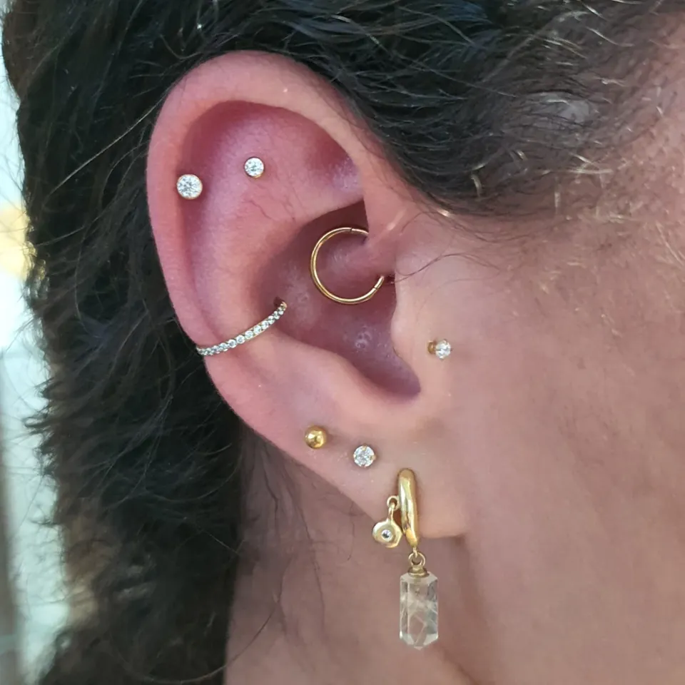 Flat duplo, daith, conch argola, tragus e lóbulos