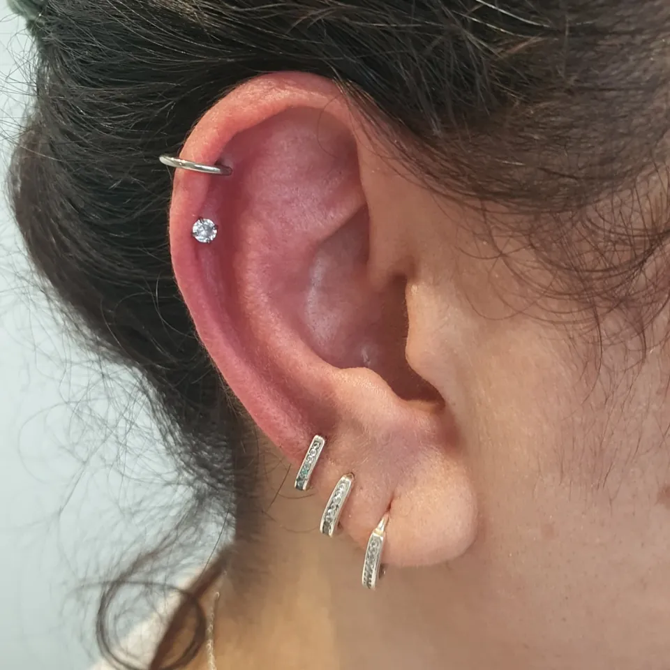 Helix em argolas e lóbulos triplos