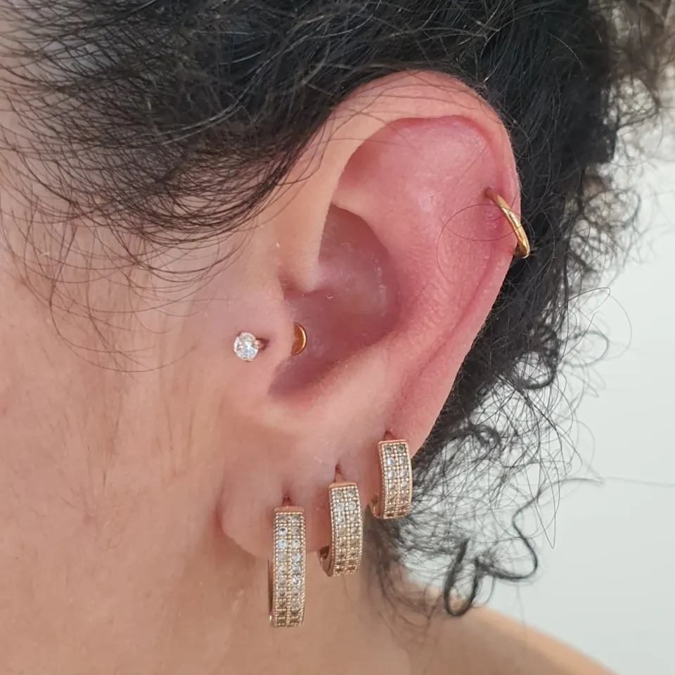 Tragus, helix e lóbulos em argolas cravejadas