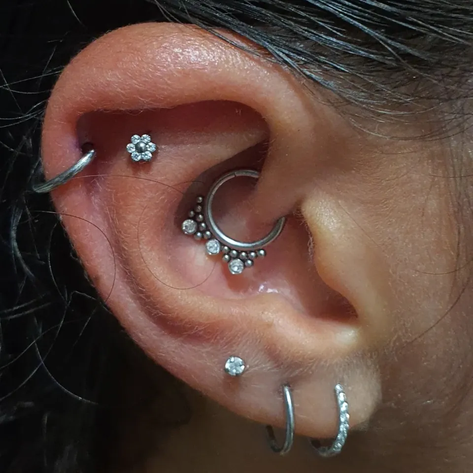 Helix, rook em flor, daith ornamental e tragus